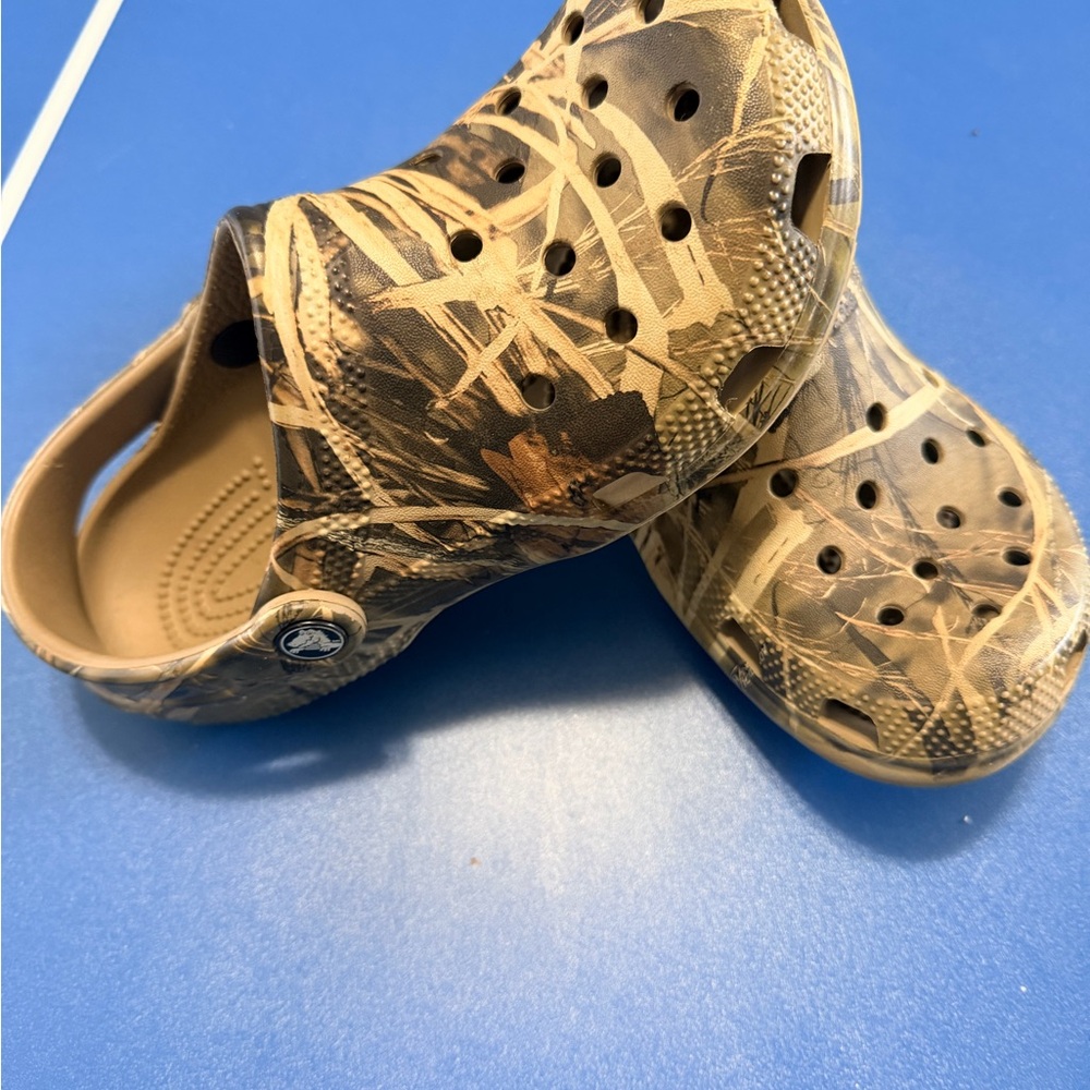 Kids Camouflage Crocs - Picture 2 of 3